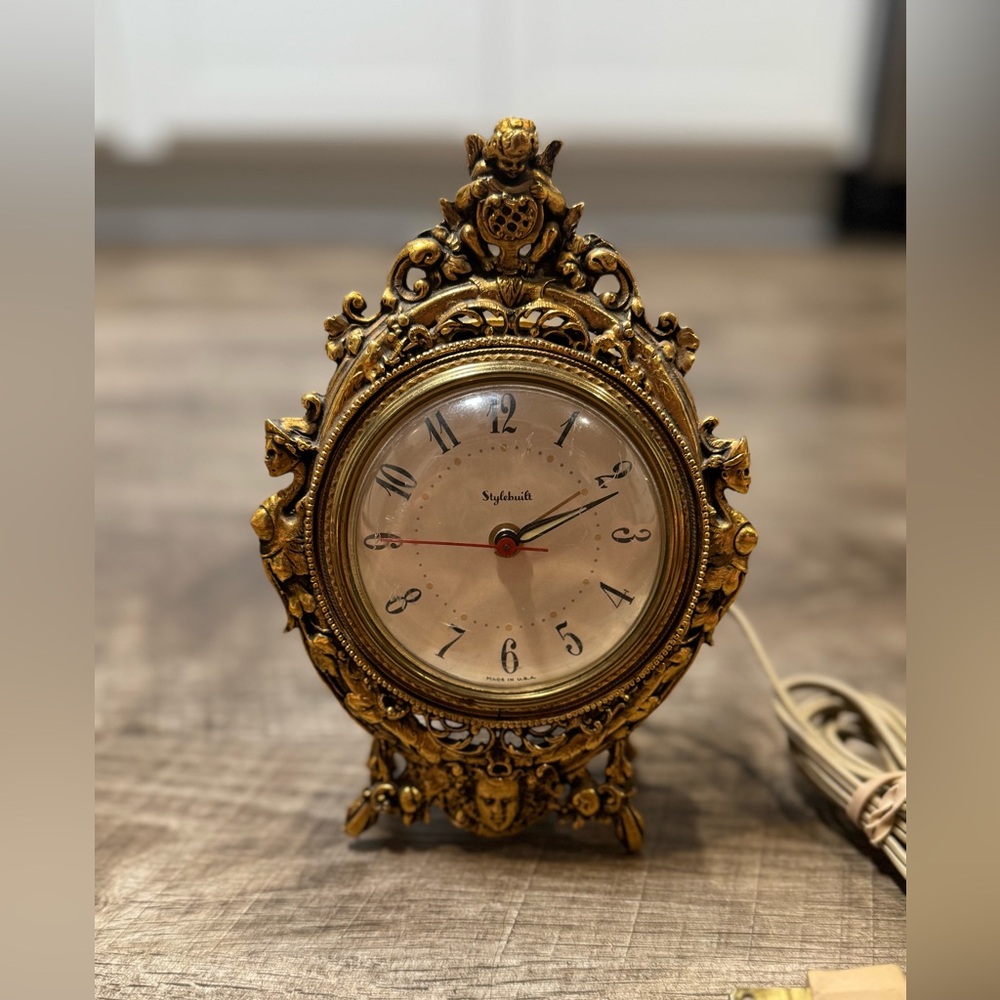 vintage stylebuilt vanity clock  Cupid love floral rose pattern
